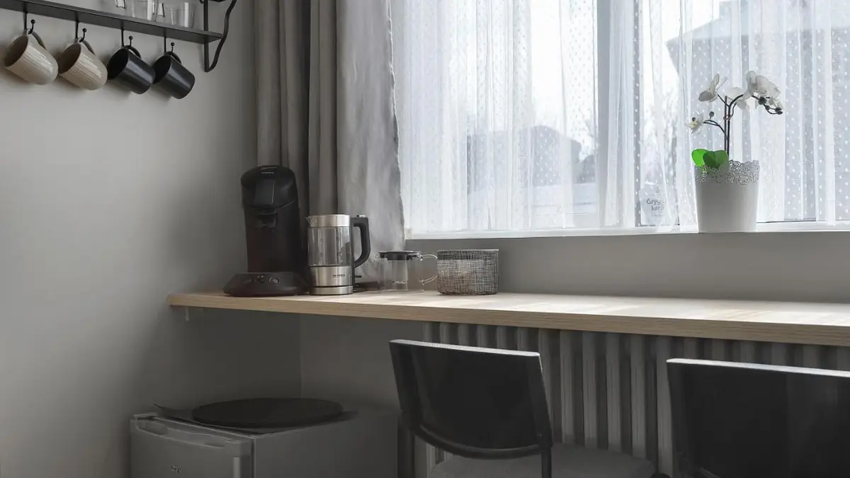 Corner with a coffee machine and kettle in a room at NN Urban Guesthouse